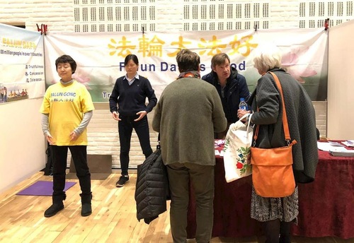 Image for article Danimarka Odense'deki Sağlık Fuarında Falun Gong'un Tanıtımı Yapıldı