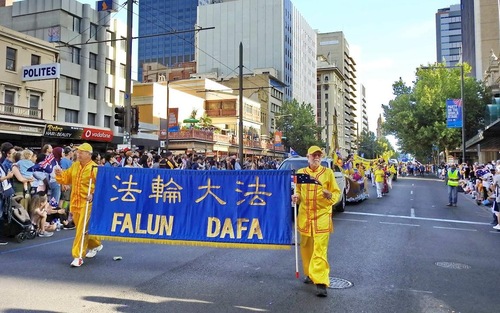 Image for article Falun Gong Uygulayıcıları Adelaide'deki Avustralya Günü Geçit Törenine Katıldılar