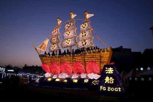 Image for article Tayvan: Falun Dafa Teknesi Feneri 2020 Fener Bayramı Kutlamasında Sıcak Karşılandı