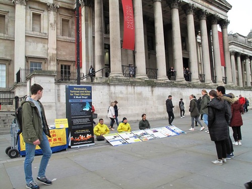Image for article Londra: İnsanlar Trafalgar Meydanı'nda Falun Gong'u Öğrenmek İçin Durakladı