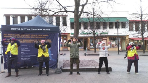Image for article Finlandiya: Uygulayıcılar Coronavirüs Pandemisinde Falun Dafa Zulmünün Farkındalığını Arttırmaya Devam Etti