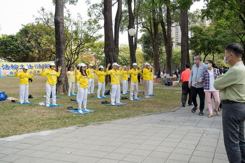 Image for article Tayvan: Falun Gong Uygulayıcıları Kaohsiung Şehrinde Uygulamanın Güzelliğini İletti
