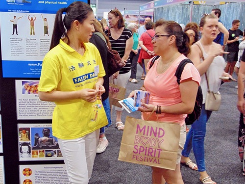 Image for article Avustralya: Falun Dafa, Sağlık Fuarına Gidenlere  Doğruluk-Merhamet-Hoşgörü'yü Benimsemeleri İçin İlham Veriyor