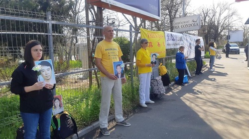 Image for article Romanya: Falun Dafa Uygulayıcıları Çin Büyükelçiliğini Önünde Barışçıl Protesto Yaptı