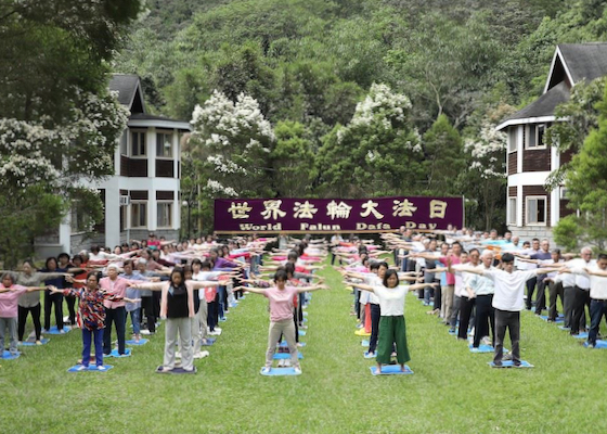 Image for article Tayvan: Falun Gong Uygulayıcıları Güneş Ay Gölü'nde Dünya Falun Dafa Gününü Kutladılar