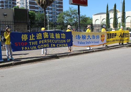 Image for article Houston, Teksas: Falun Gong Uygulayıcıları 25 Nisan Temyizinin Yıldönümünü Anmak İçin Pankartlar Tuttu