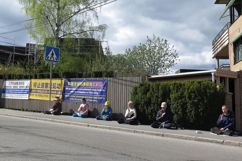 Image for article Norveç: Falun Dafa Uygulayıcıları 25 Nisan Barışçıl Başvuruyu Anmak İçin Oslo'da Faaliyetler Düzenledi