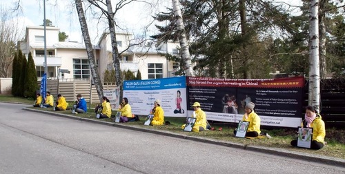 Image for article Finlandiya: Falun Dafa Uygulayıcıları Çin Büyükelçiliği Önünde 25 Nisan İtirazını Barışçıl Bir Şekilde Andılar