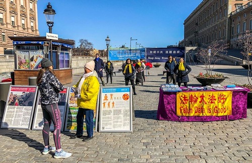 Image for article İsveç: Falun Gong Uygulayıcıları, Coronavirüs Pandemisi Sırasında Zulüm Hakkındaki Bilincini Arttırdı