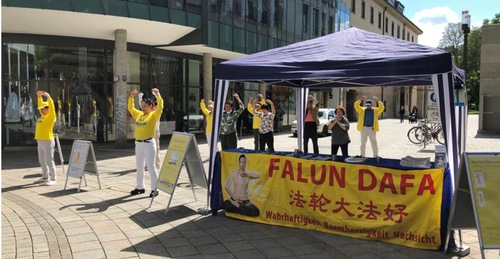 Image for article Almanya'nın Stuttgart kentinde Falun Gong Tanıtım Günü Etkinliği Yapıldı