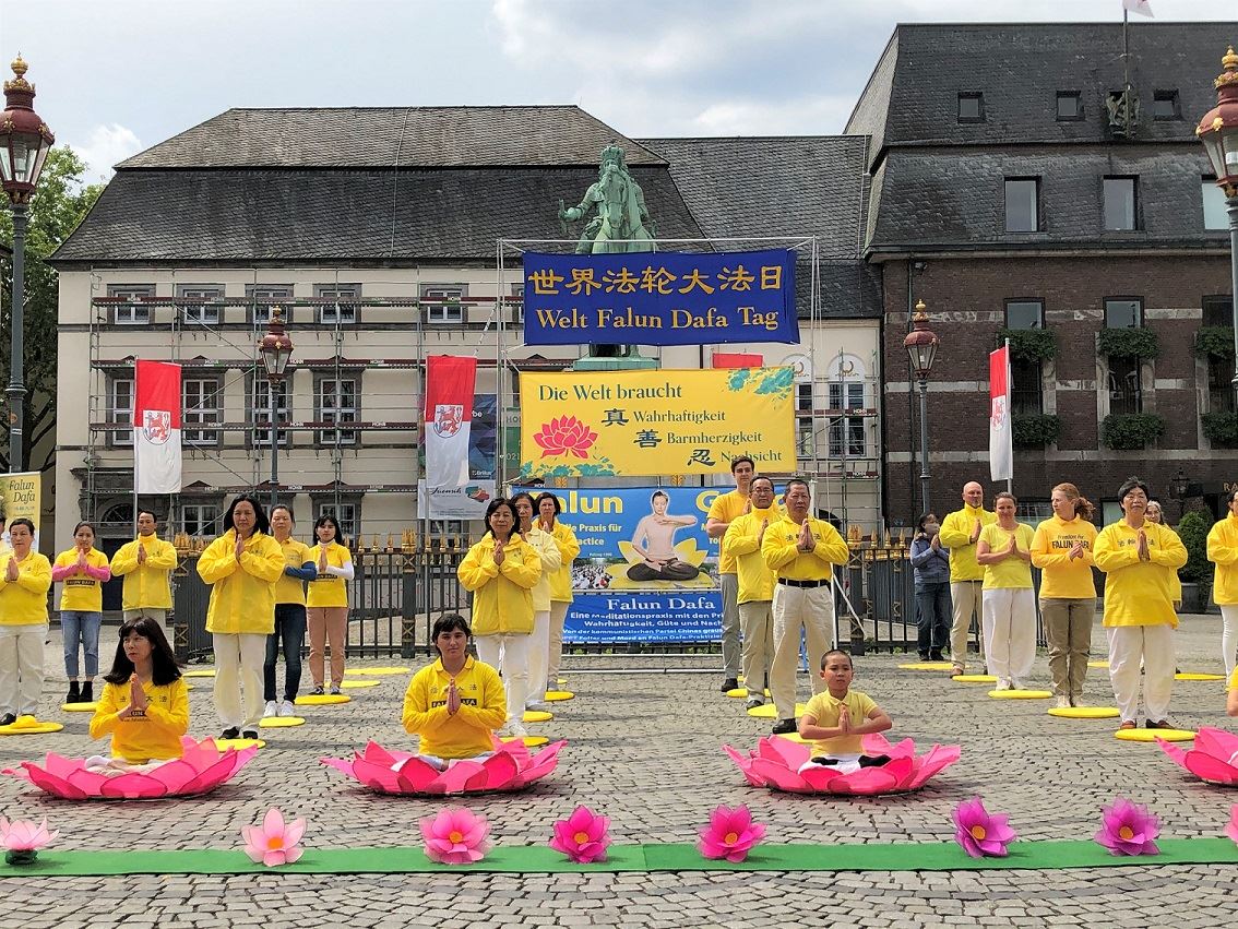Image for article Almanya: Düsseldorf'taki uygulayıcılar Dünya Falun Dafa Gününü Kutladılar ve Komünist Rejimin Yaptığı Zulüm Hakkında İnsanları Bilinçlendirdiler