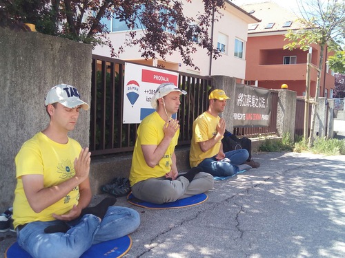 Image for article Hırvatistan: Falun Dafa Uygulayıcıları Çin Konsolosluğu Dışında Barışçıl Protesto Düzenledi