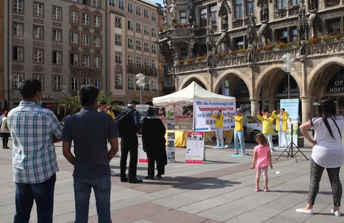 Image for article Almanya: Çinli Öğrenci Falun Gong Bilgi Gününde Zulüm Hakkındaki Gerçekleri Öğrendi