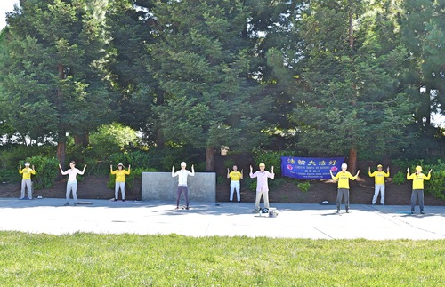 Image for article San Francisco Körfez Bölgesi: Uygulayıcılar Falun Dafa Gününü Kutlamak İçin Dışarıda Egzersiz Yaptı