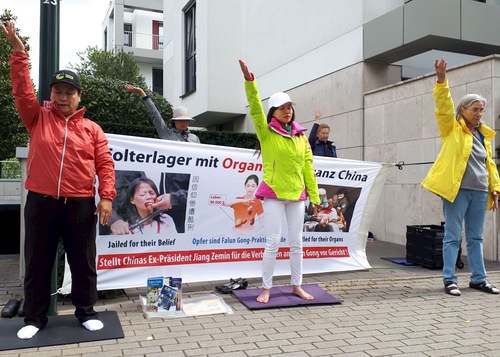 Image for article Düsseldorf, Almanya: İnsanlar Çin Konsolosluğu Yakınında Falun Gong Uygulayıcılarından Gerçekleri Öğrendi