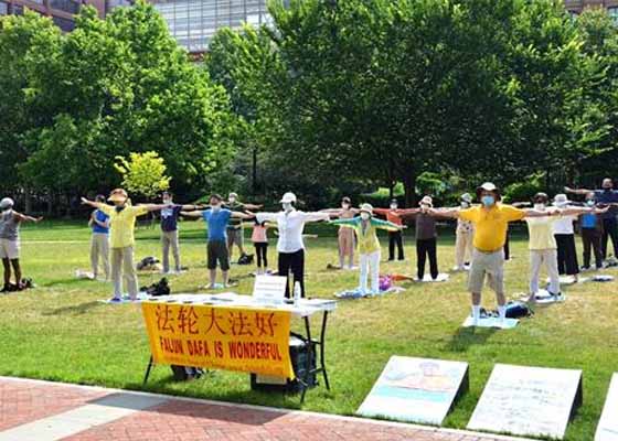 Image for article Philadelphia: Falun Dafa Uygulayıcıları Çin'de Yaşanan Zulme  Farkındalığı Artırmak için Özgürlük Çanı'na Döndü