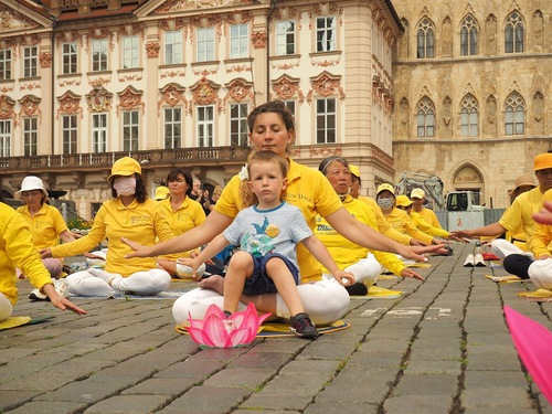 Image for article Çek ve Slovakya: Çin Rejiminin 21 Yıldır Falun Gong'a Karşı Yaptığı Zulüm İle İlgili Miting ve İmza Kampanyası Düzenlendi
