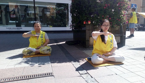 Image for article Finlandiya, Turku'da Falun Gong Tanıtım Standı İlgi Gördü