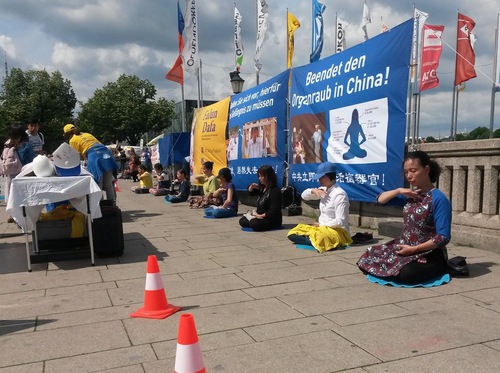Image for article Hamburg, Almanya: İnsanlar Falun Gong Hakkında Bilgi Edindi