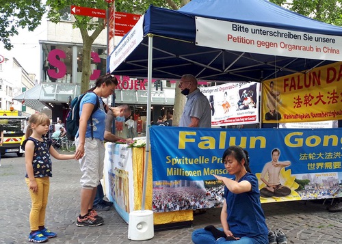 Image for article Dortmund, Almanya: Falun Dafa Bilgi Günü Vatandaşların İlgisini Çekti