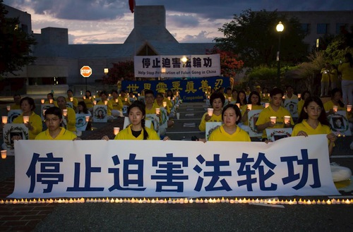 Image for article Washington DC: Falun Dafa Uygulayıcıları Çin Büyükelçiliği Önünde Mum Işığı Nöbeti Düzenledi