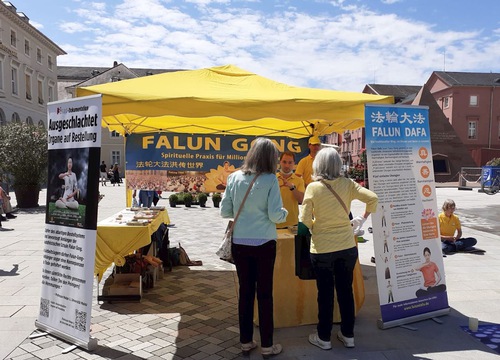Image for article Almanya: Falun Dafa Standının Ziyaretçileri Geleneksel Değerlerin Yeniden Kazanılmasını Diledi