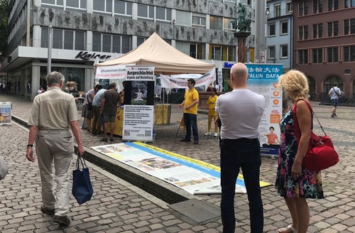 Image for article Freiburg, Almanya: Zulmün Durdurulması İçin Falun Gong Çabalarına Halk Destek Verdi