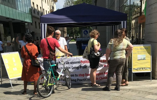 Image for article Stuttgart, Almanya: Halk Falun Gong'u Destekledi