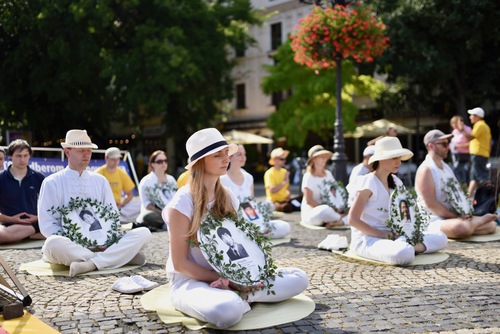 Image for article Slovakya: Halktan İnsanlar Falun Gong'un 21 Yıllık Barışçıl Direnişi Etkinliğinde Konuştu