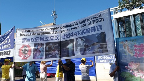 Image for article Madrid, İspanya: Falun Dafa Uygulayıcıları Çin Büyükelçiliği Önünde Barışçıl Protesto Düzenlediler