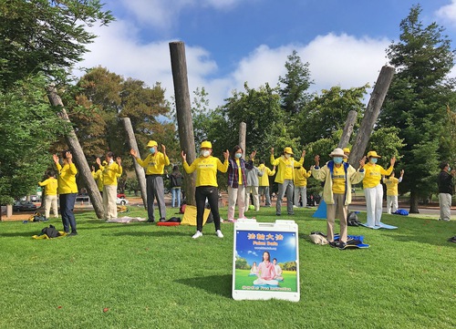 Image for article San Francisco: Mum Işığı Nöbeti ve Diğer Faaliyetler İle Çin'de Falun Gong Zulmüne Son Verilmesi Çağrısında Bulunuldu