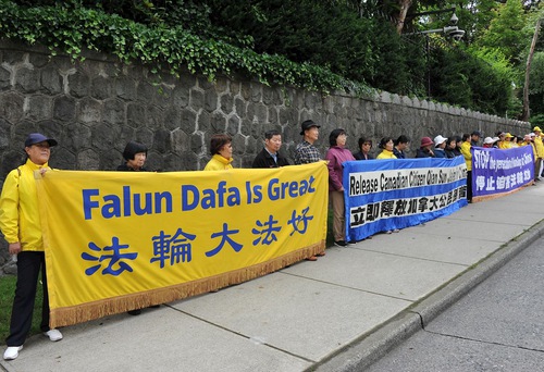 Image for article Vancouver: Çin'de Hapsedilen Bir Kanada Vatandaşı ve Falun Gong Uygulayıcısı Olan Sun Qian'ın Serbest Bırakılması Çağrısıyla Miting Düzenlendi