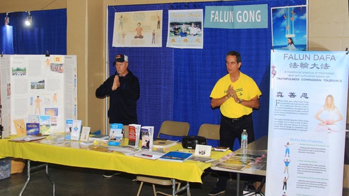 Image for article Falun Gong Florida Beden Zihin Ruh Fuarında Gülümseme Kazandı