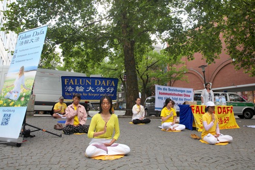 Image for article Münih, Almanya: Falun Dafa Bu Sıkıntılı Zamanlarda İnsanlığa Umut Sunuyor