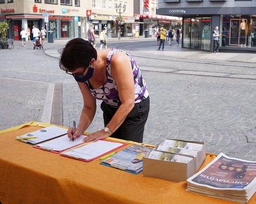 Image for article Almanya: Würzburg'daki İnsanlar, Uygulayıcıların Çin'deki Falun Gong Zulmünü Açığa Çıkarma Çabalarını Destekledi