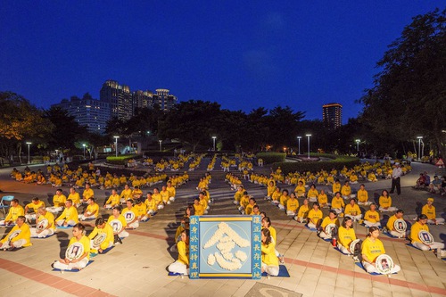 Image for article Tayvan: Taichung Yetkilileri ve Tıbbi Temsilciler, Mum Işığı Nöbeti Sırasında Falun Gong Uygulayıcılarının Azmini Övdü 