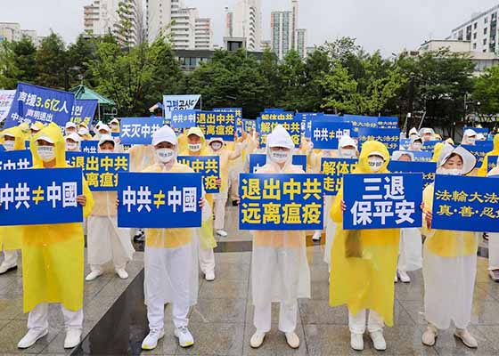 Image for article Güney Kore: Pandemi Sırasında Düzenlenen Nadir Görkemli Geçit Töreni Seyircilerin Kalplerine Dokundu