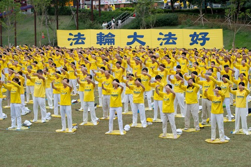 Image for article Tayvan: 21 Yıldır Devam Eden Zulmü Barışçıl Bir Şekilde Protesto Etmek İçin Grup Egzersizi ve Mum Işığı Nöbeti Düzenlendi