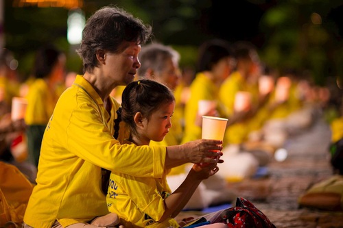 Image for article Tayvan: Yetkililer 21 Yıldır Devam Eden Zulüm Sırasında Ölen Uygulayıcıları Anmak için Taipei'de Düzenlenen Mum Işığı Nöbetine Katıldılar