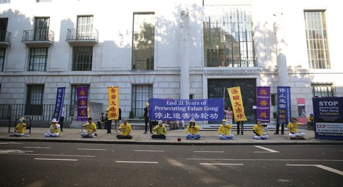 Image for article Londra: ÇKP'nin Falun Dafa'ya Zulmetmesinin 21 Yılı dolayısıyla Barışçıl Protesto, Mum Işığı Nöbeti ve Konferans Düzenlendi 
