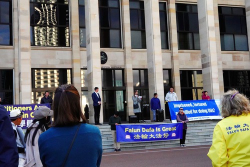Image for article Batı Avustralya: Seçilmiş Yetkililer ve Hukukçular Çin'de Falun Gong'a Yapılan Zulmün Durdurulması İçin Yapılan Mitingi Destekledi