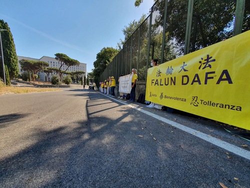 Image for article İtalya: Falun Gong Uygulayıcıları Çin Dışişleri Bakanının Ziyareti Sırasında Zulme Son Verilmesi Çağrısında Bulundular