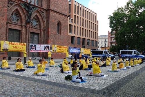 Image for article 35.000 Alman Falun Gong Zulmüne Son Verilmesi Çağrısında bulundu