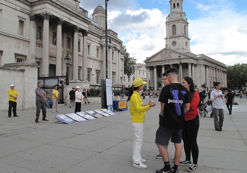 Image for article İngiltere: Uygulayıcılar Trafalgar Meydanı'nda Toplumu İyi Hale Getirme Çabalarından Dolayı Takdir Edildi