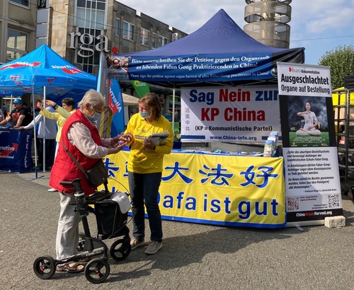 Image for article Almanya: Remscheid'deki Tanıtım Etkinliği Sırasında Falun Dafa'ya Destek Verildi