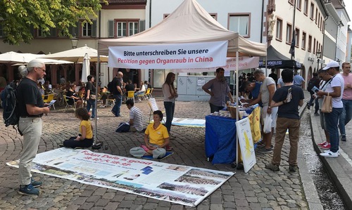Image for article Freiburg, Almanya: Falun Gong Tanıtıldı ve Zulüm Konusunda Farkındalık Arttırıldı