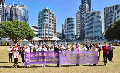 Image for article Avustralya: Queensland'daki Falun Dafa Uygulayıcıları Güz Festivali Sırasında Shifu Li'ye Teşekkürlerini Sundular 