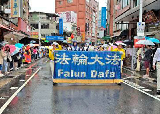 Image for article Tayvan: Yerel Geçit Töreninde Falun Dafa Uygulayıcılarının Performansı İnsanların Kalplerini Harekete Geçirdi