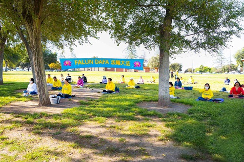 Image for article Kaliforniya: Falun Gong'a Yapılan Zulüm Hakkında Farkındalığı Artırmak ve Shifu Li’ye Mutlu Bir Güz Festivali Dilemek İçin Düzenlenen Faaliyetler 