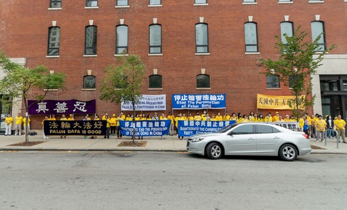 Image for article Chicago: Falun Dafa Uygulayıcıları Çin Konsolosluğu Dışında Son Zamanlarda Gerçekleşen Tutuklamaları Protesto Ettiler 